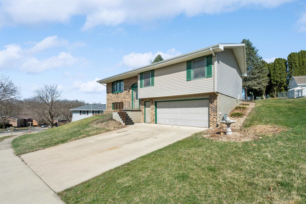 Photo of 925 Hawkeye Drive, Dubuque, IA 52001 (MLS # 154195)