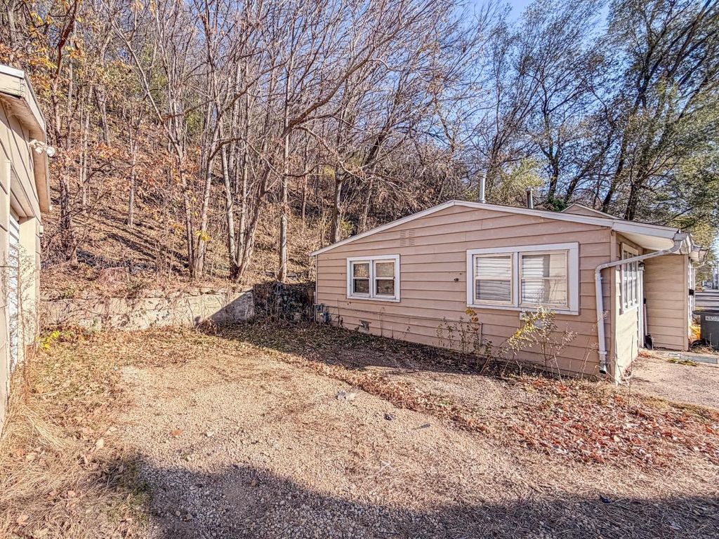 Photo of 2554 Pinard Street, Dubuque, IA 52001 (MLS # 153489)