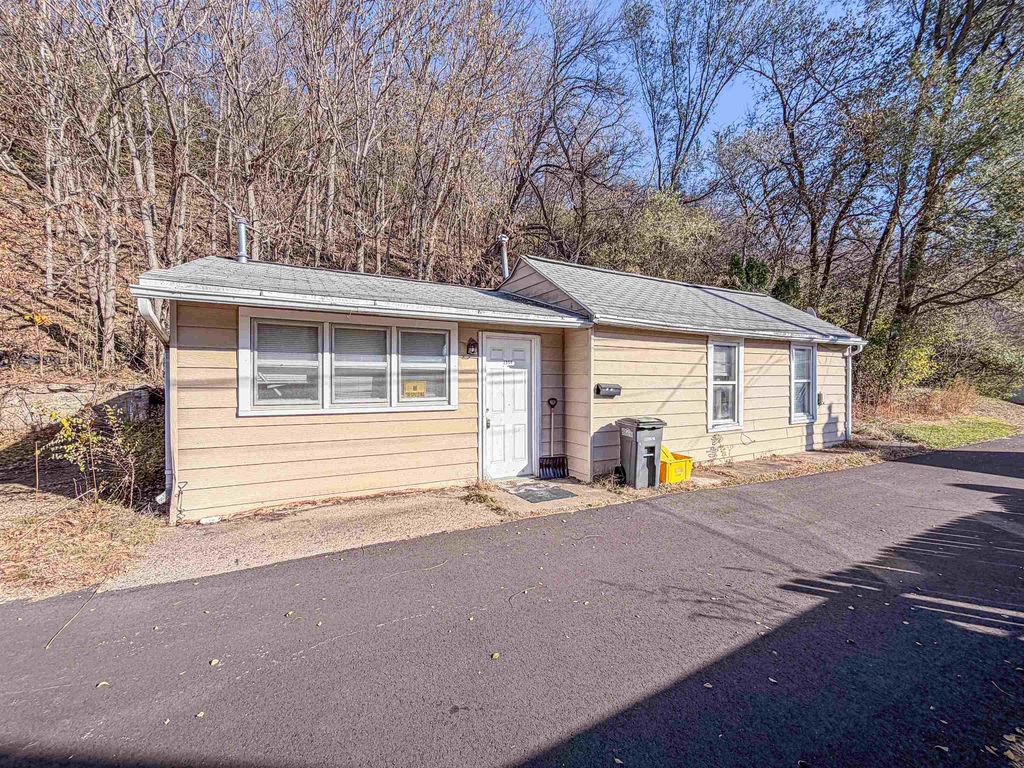 Photo of 2554 Pinard Street, Dubuque, IA 52001 (MLS # 153489)