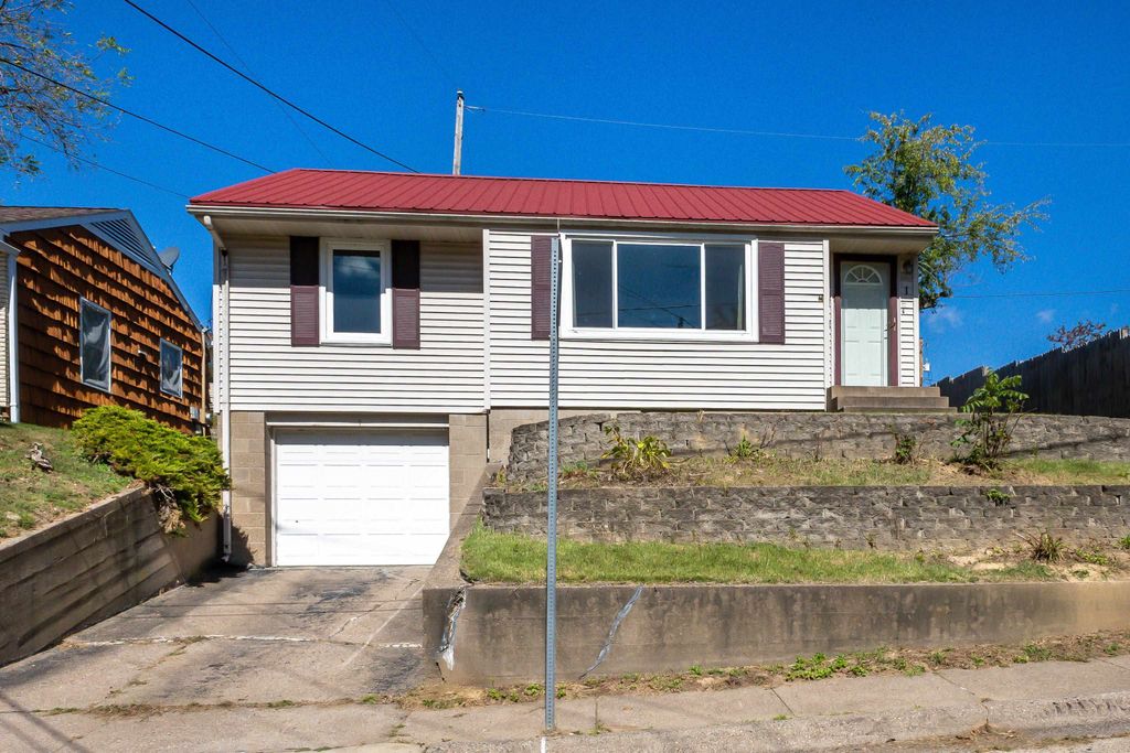 Photo of 1 Lindberg Terrace, Dubuque, IA 52001 (MLS # 153152)