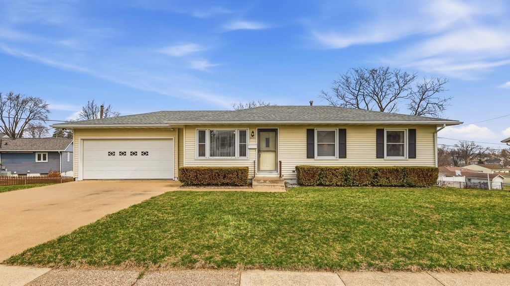 Photo of 3463 Kimberly Drive, Dubuque, IA 52002 (MLS # 154217)