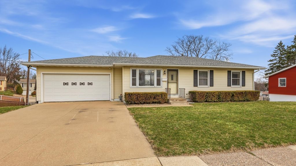 Photo of 3463 Kimberly Drive, Dubuque, IA 52002 (MLS # 154217)