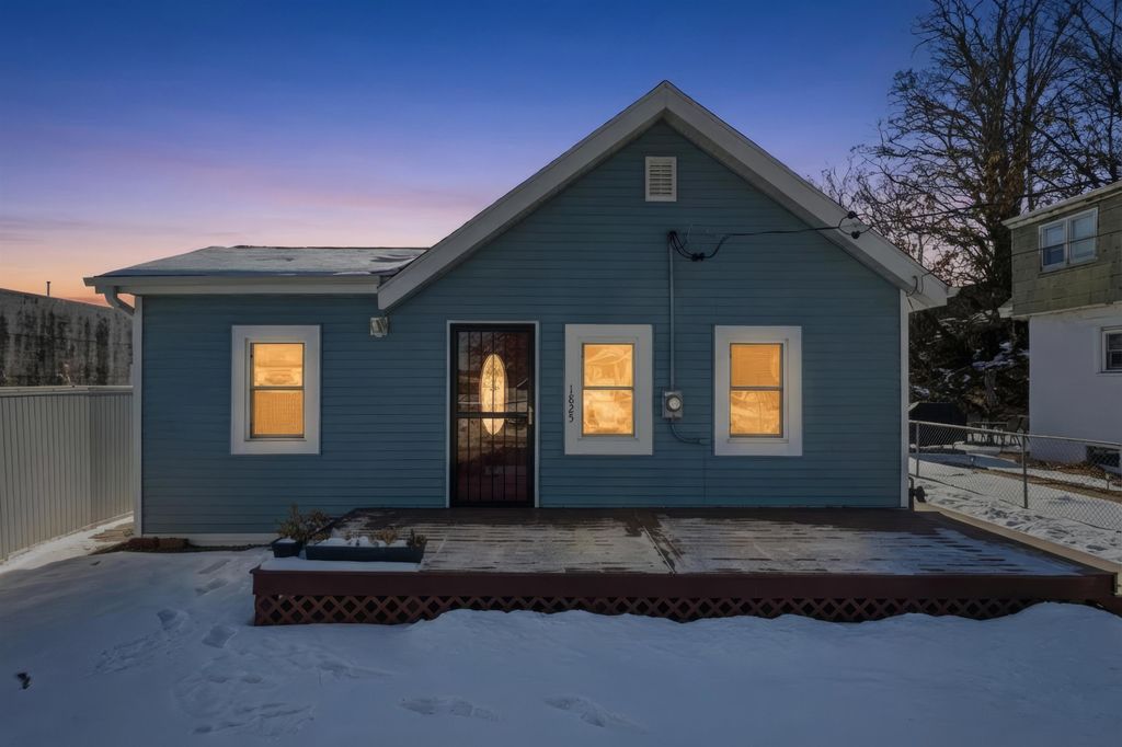 Photo of 1825 Ann Street, Dubuque, IA 52001 (MLS # 153904)