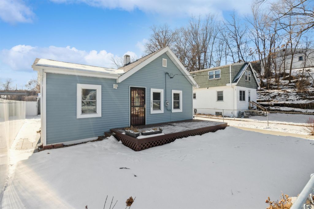 Photo of 1825 Ann Street, Dubuque, IA 52001 (MLS # 153904)