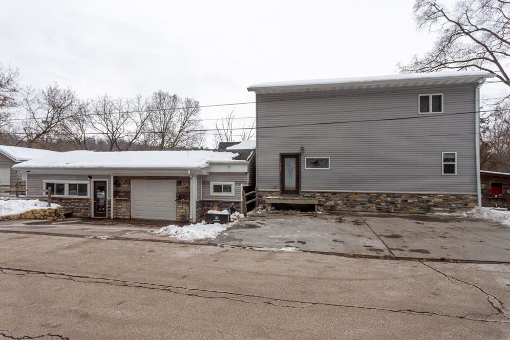 Photo of 1212 Miller Road, Dubuque, IA 52003 (MLS # 153599)