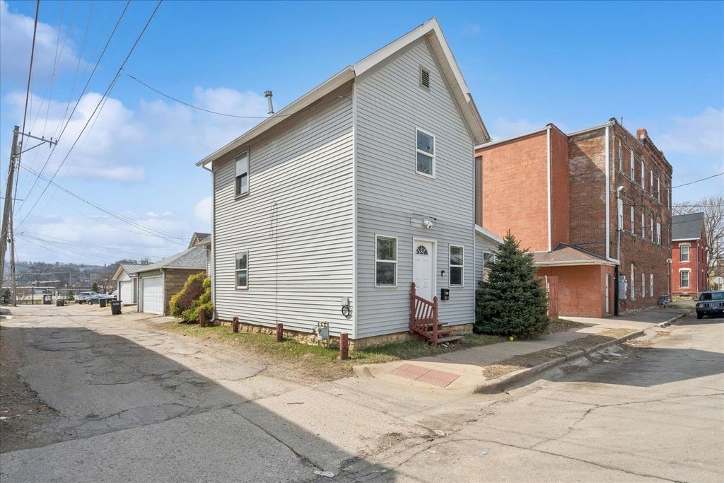 Photo of 1913 Johnson Street, Dubuque, IA 52001 (MLS # 154224)