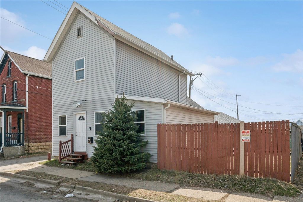 Photo of 1913 Johnson Street, Dubuque, IA 52001 (MLS # 154224)