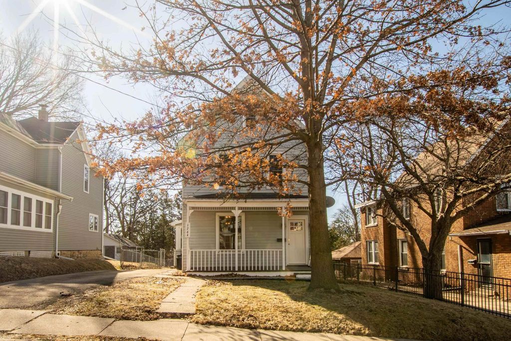 Photo of 1764 Bennett Street, Dubuque, IA 52001 (MLS # 153996)