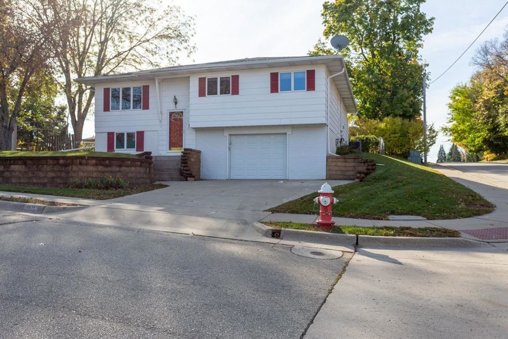 Photo of 3494 Waller Street, Dubuque, IA 52002 (MLS # 153387)