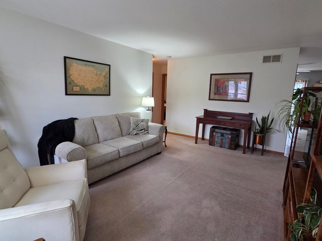 Photo of 2182 Sunnyslope Drive, Dubuque, IA 52002 (MLS # 153660)