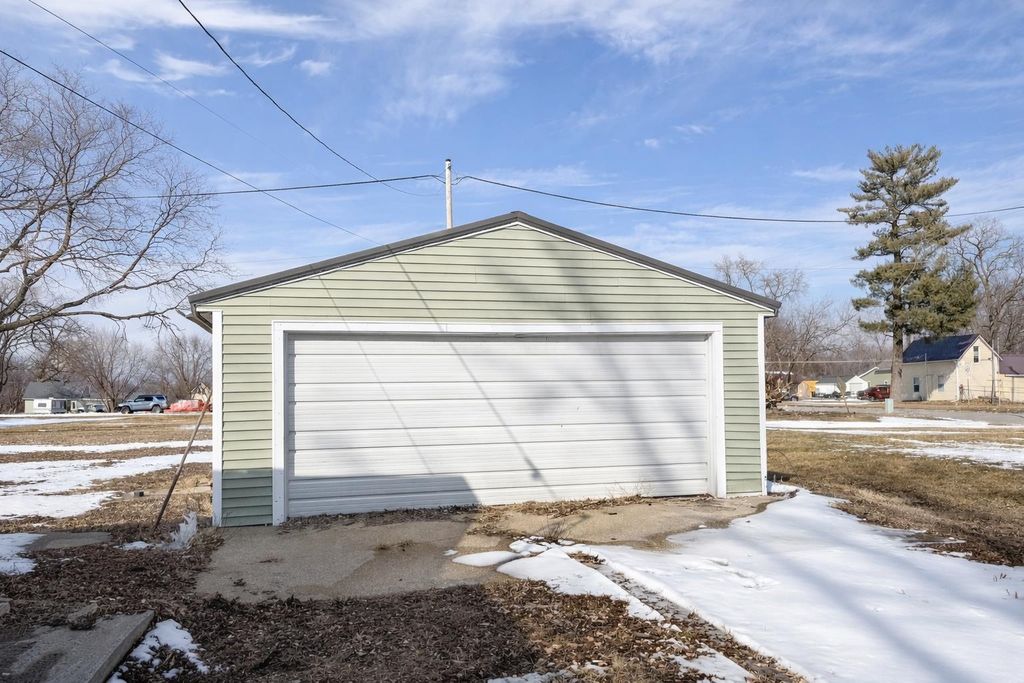 Photo of 405 Grant Street, Manchester, IA 52057 (MLS # 154040)