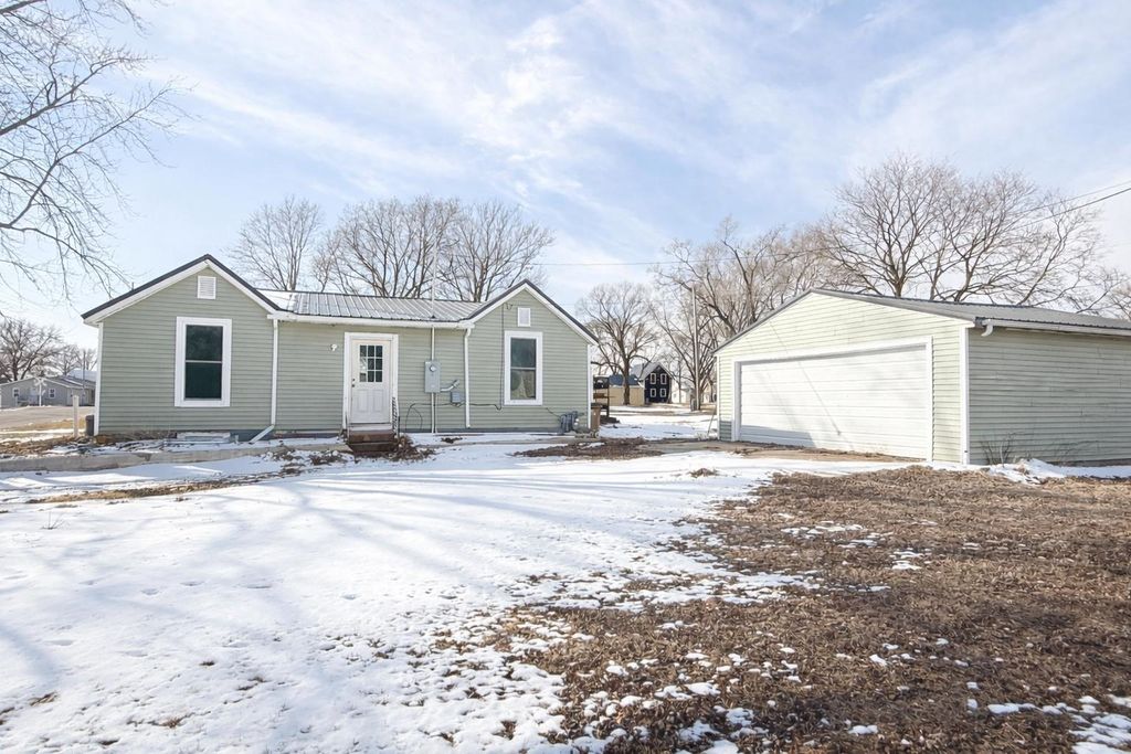 Photo of 405 Grant Street, Manchester, IA 52057 (MLS # 154040)