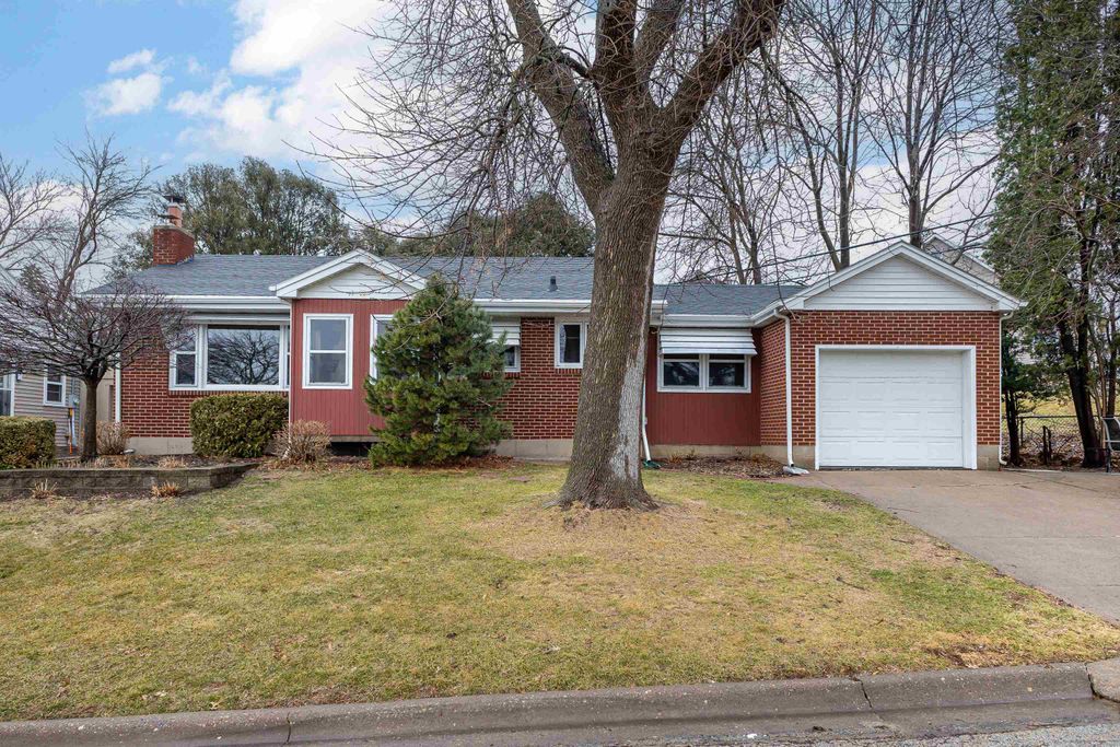 Photo of 626 Bradley Street, Dubuque, IA 52003 (MLS # 154110)