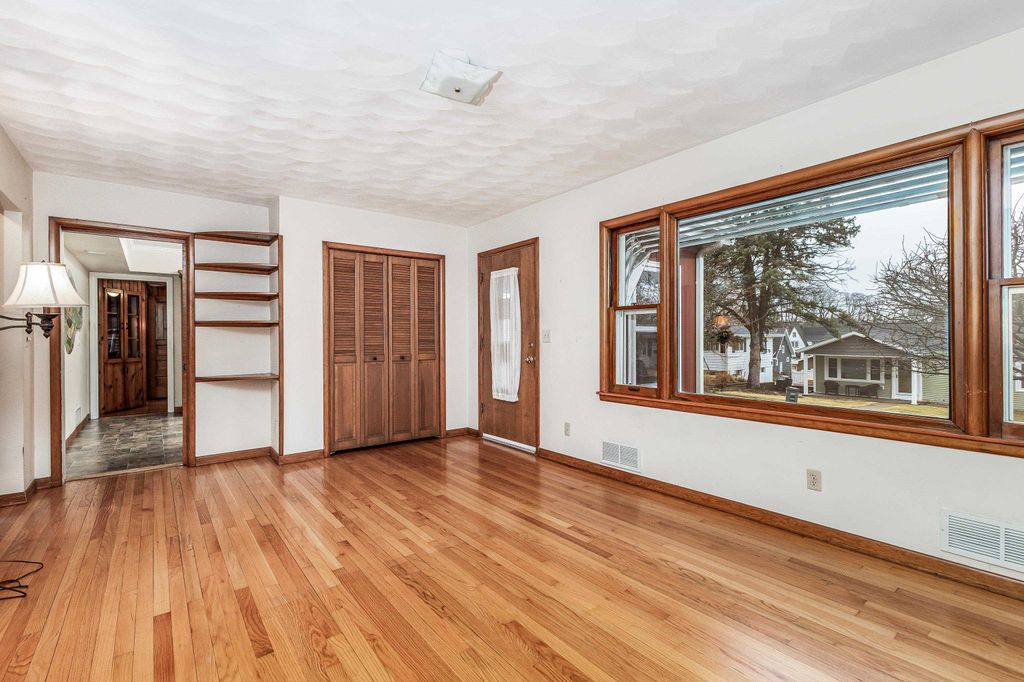 Photo of 626 Bradley Street, Dubuque, IA 52003 (MLS # 154110)