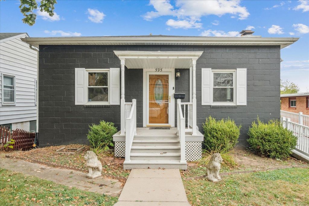 Photo of 595 Cooper Place, Dubuque, IA 52001 (MLS # 153255)