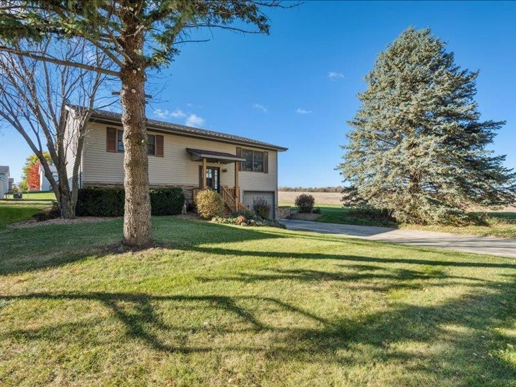 Photo of 812 NW 2nd Street, Dyersville, IA 52040 (MLS # 153510)