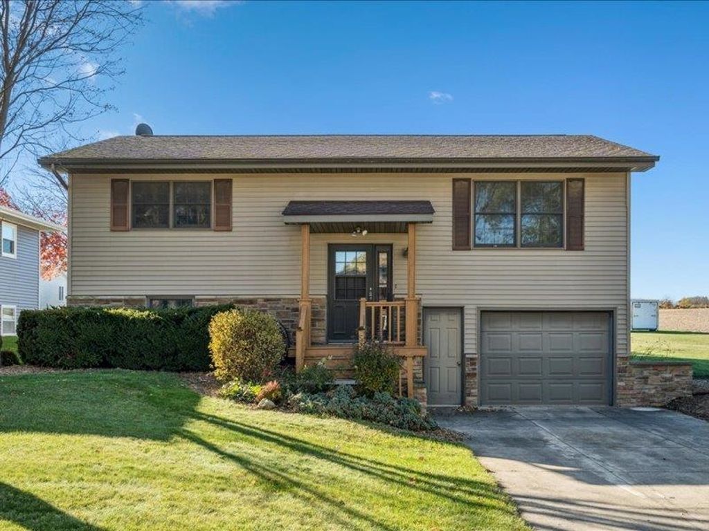 Photo of 812 NW 2nd Street, Dyersville, IA 52040 (MLS # 153510)