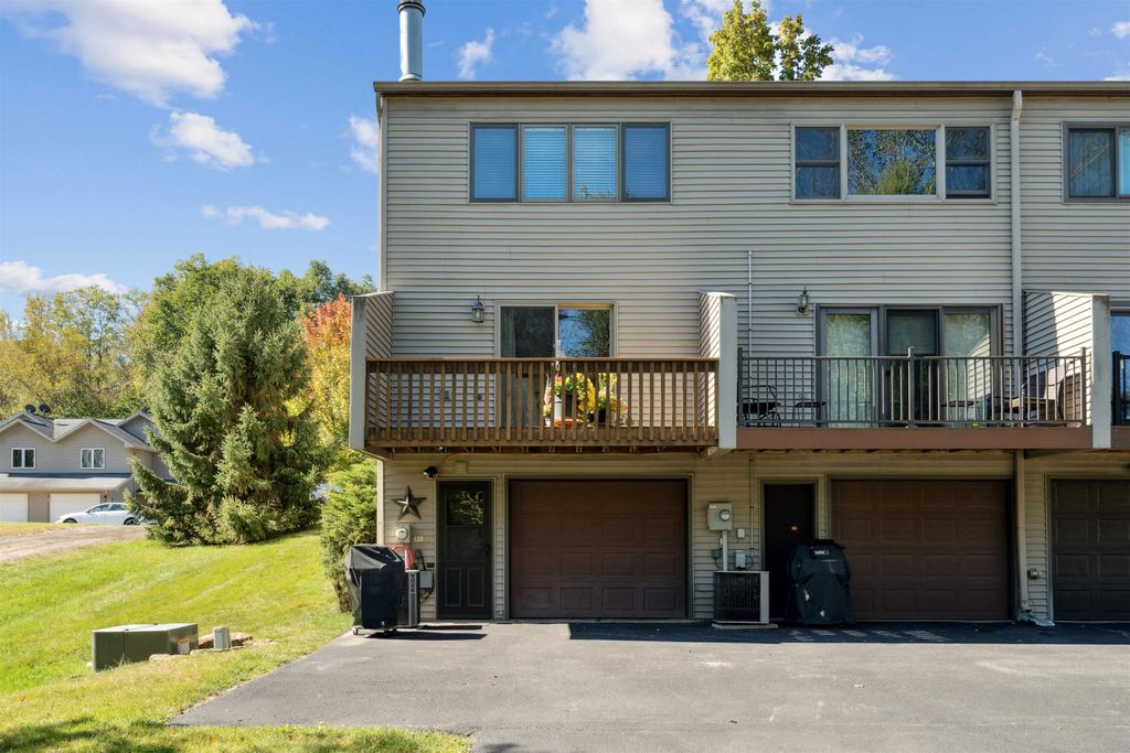 Photo of 670 Duggan Drive, Dubuque, IA 52003 (MLS # 153206)