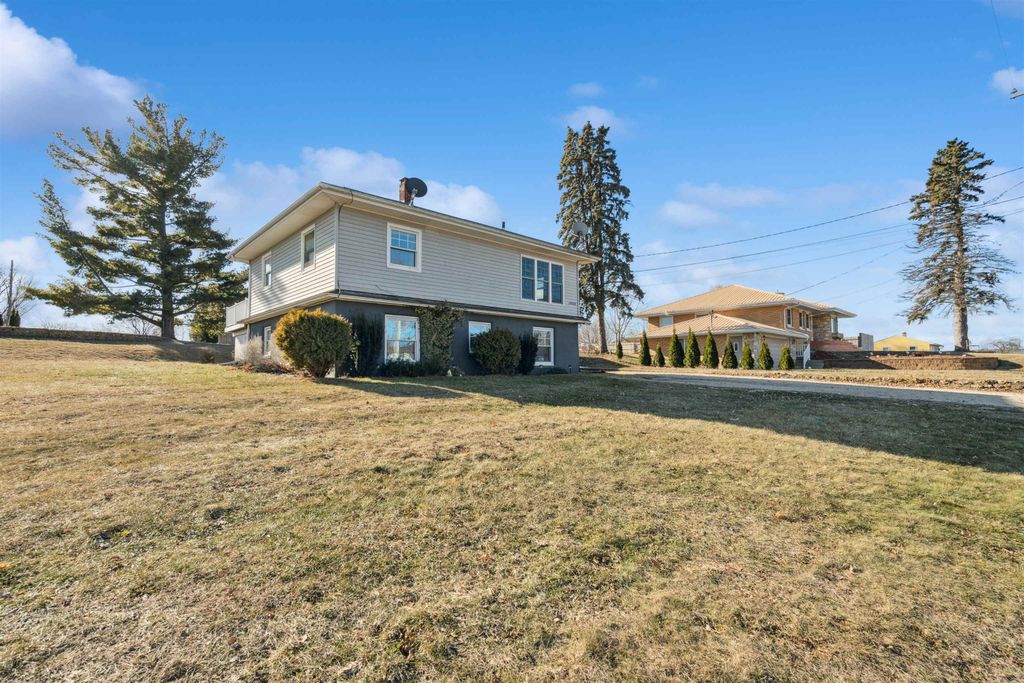 Photo of 10068 Boleyn Road, Dubuque, IA 52001 (MLS # 153738)