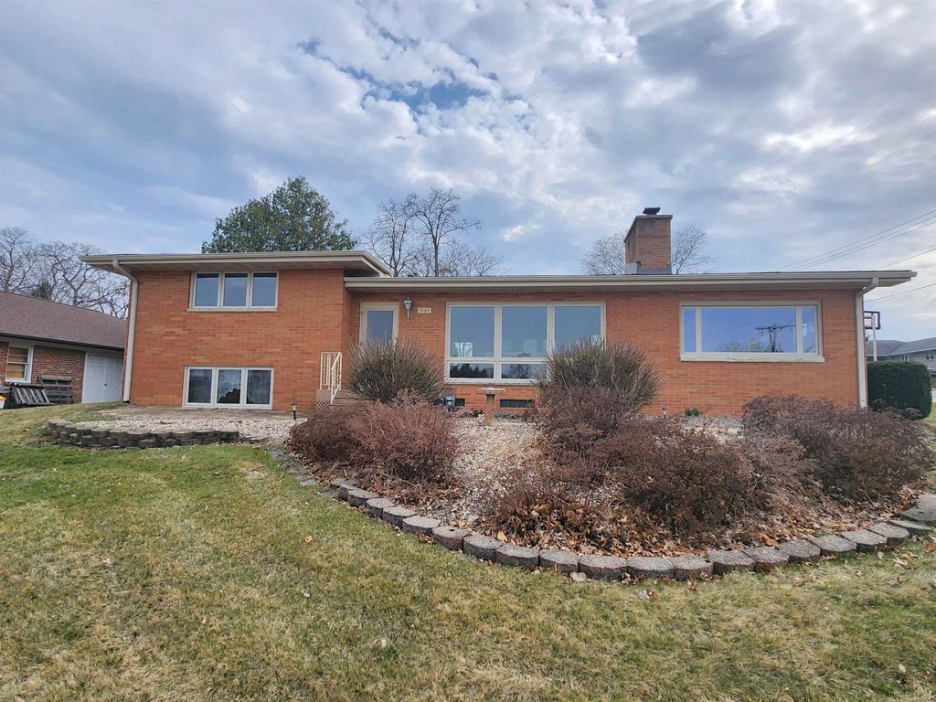 Photo of 2192 Fairway Drive, Dubuque, IA 52001 (MLS # 154214)