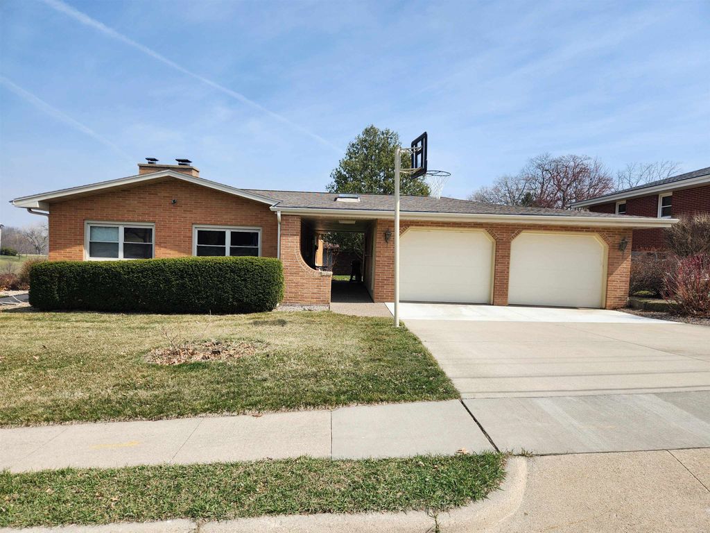 Photo of 2192 Fairway Drive, Dubuque, IA 52001 (MLS # 154214)