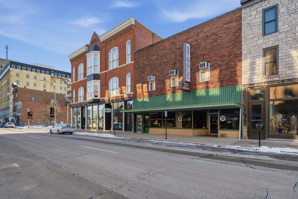 Photo of 1033 Main Street, Dubuque, IA 52001 (MLS # 153909)