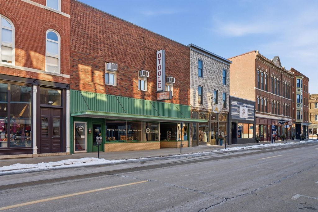 Photo of 1033 Main Street, Dubuque, IA 52001 (MLS # 153909)