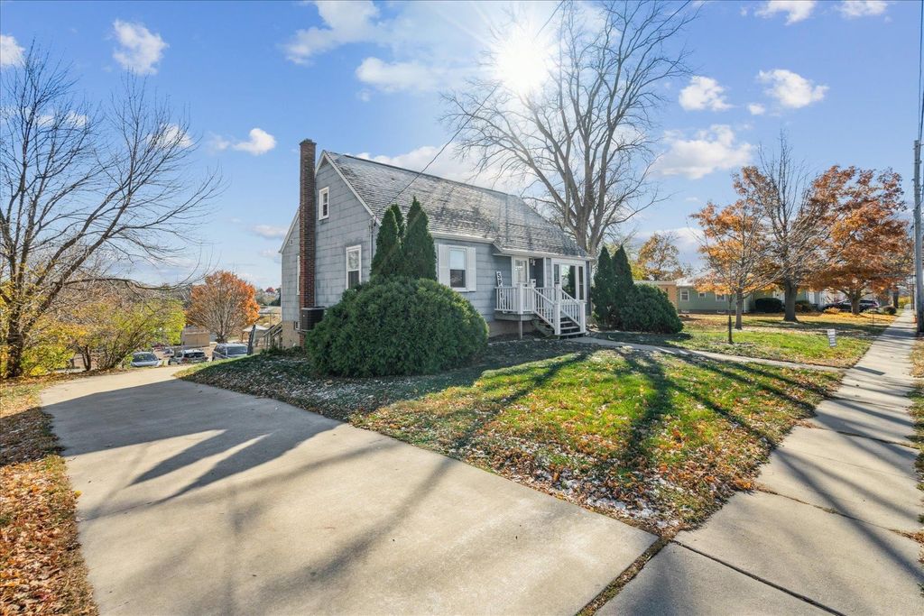 Photo of 44 S Algona Street, Dubuque, IA 52001 (MLS # 153462)