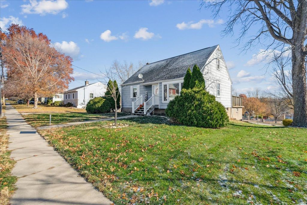 Photo of 44 S Algona Street, Dubuque, IA 52001 (MLS # 153462)