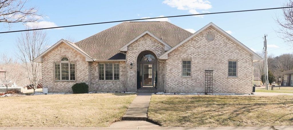 Photo of 1104 Park Street, Bellevue, IA 52031 (MLS # 153719)