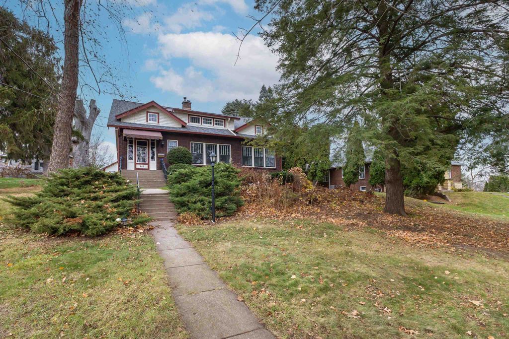 Photo of 949 Clarke Drive, Dubuque, IA 52001 (MLS # 153540)