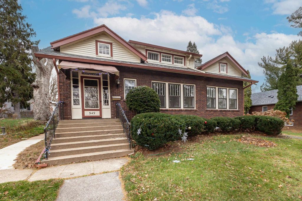 Photo of 949 Clarke Drive, Dubuque, IA 52001 (MLS # 153540)