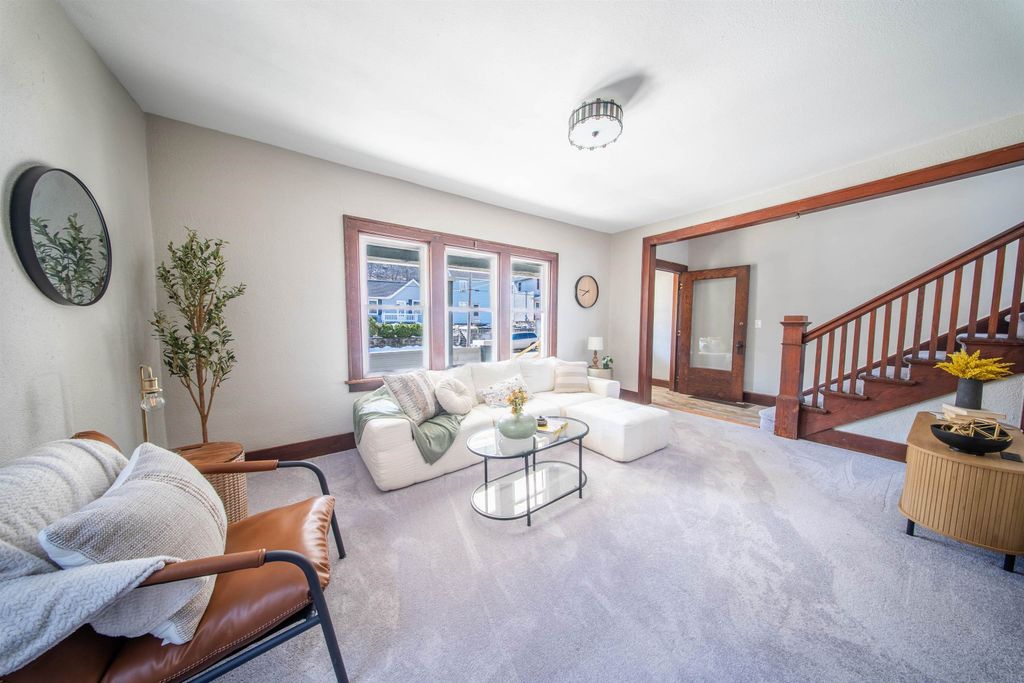 Photo of 379 Kaufmann Avenue, Dubuque, IA 52002 (MLS # 154174)