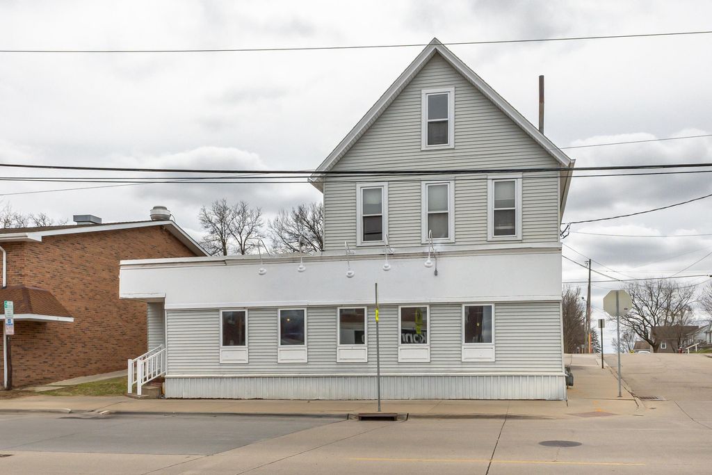 Photo of 1098 University Avenue, Dubuque, IA 52001 (MLS # 153403)