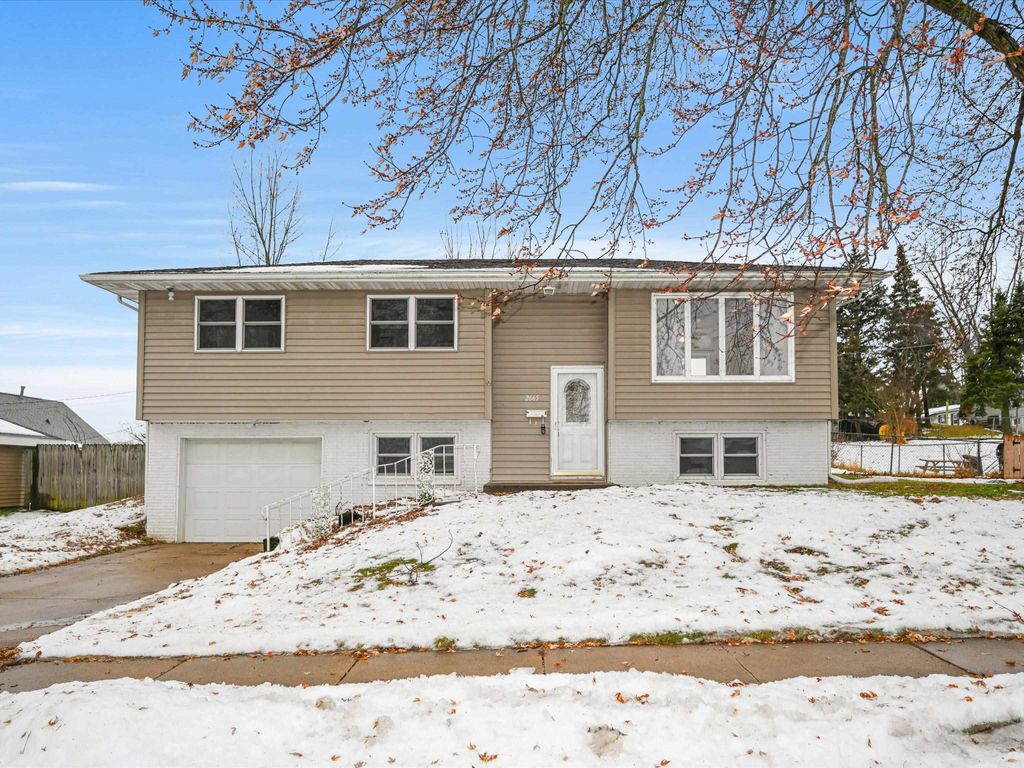 Photo of 2665 Marywood Drive, Dubuque, IA 52001 (MLS # 153627)