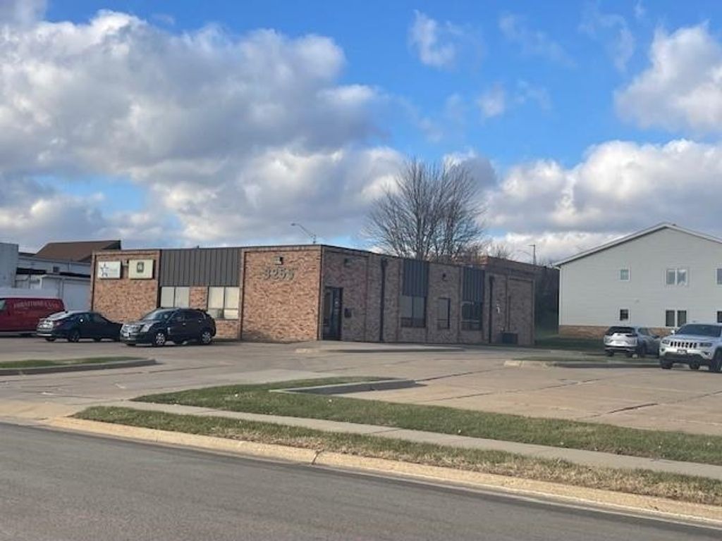 Photo of 3255 Foothill Court, Dubuque, IA 52001 (MLS # 153621)