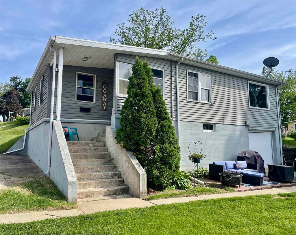 Photo of 1395 Brown Avenue, Dubuque, IA 52001 (MLS # 152108)