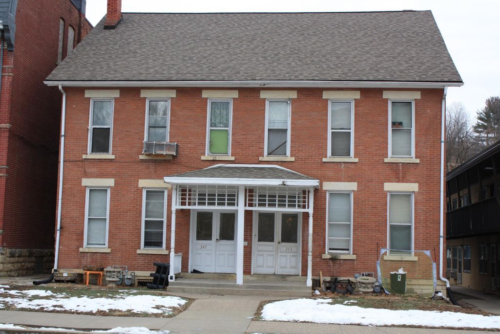 Photo of 345 W 17th Street, Dubuque, IA 52001 (MLS # 153987)