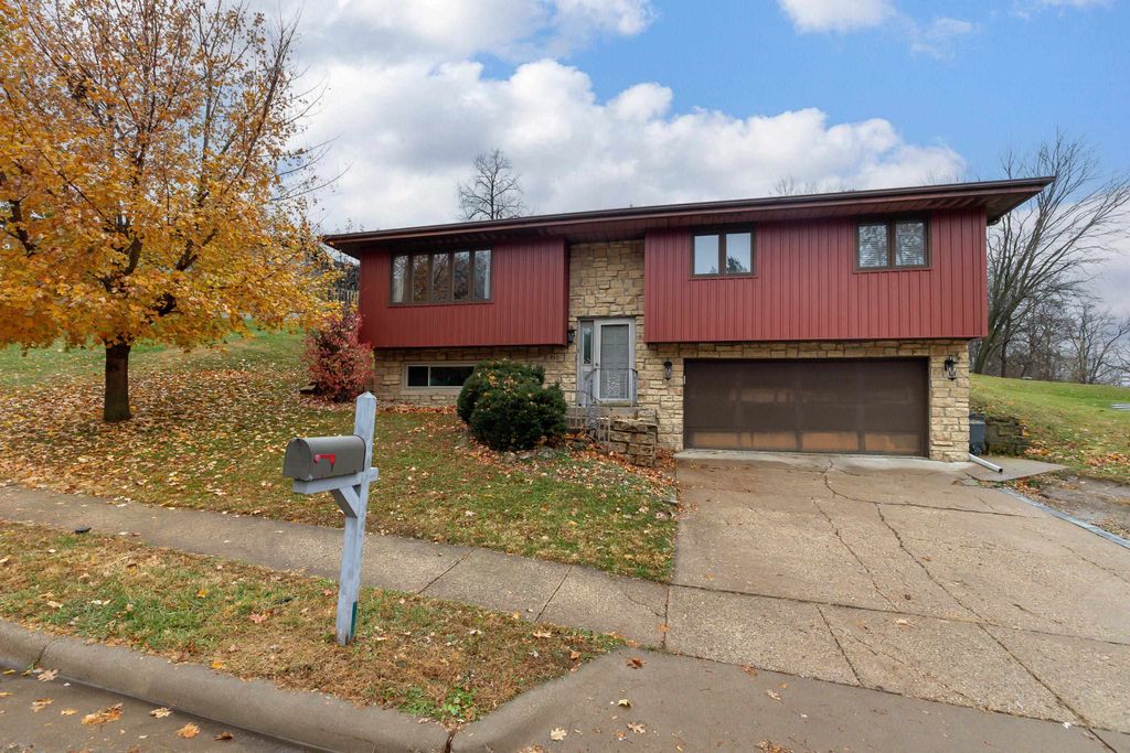 Photo of 715 Boyer Street, Dubuque, IA 52001 (MLS # 153504)