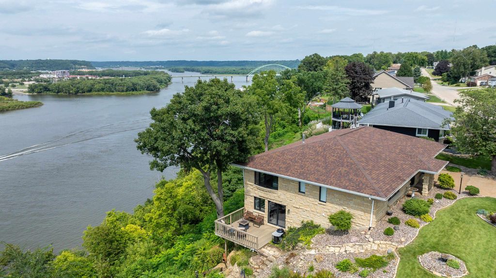Photo of 1045 Hiawatha Drive, East Dubuque, IL 61025 (MLS # 152900)