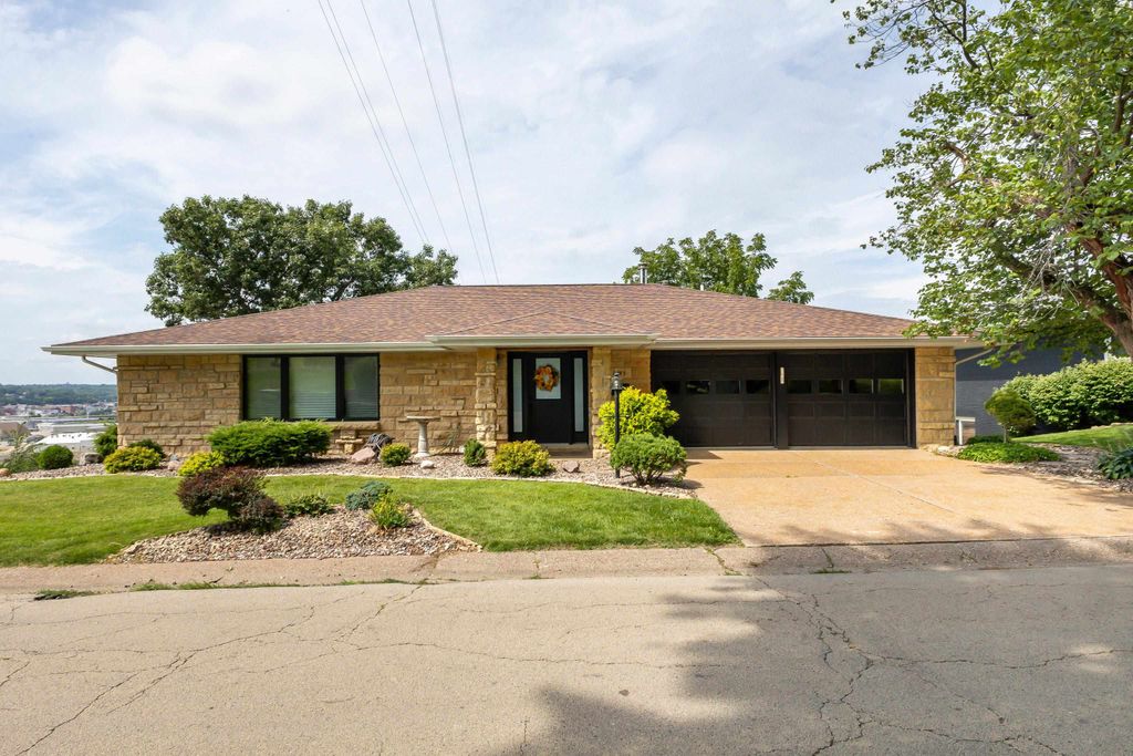 Photo of 1045 Hiawatha Drive, East Dubuque, IL 61025 (MLS # 152900)