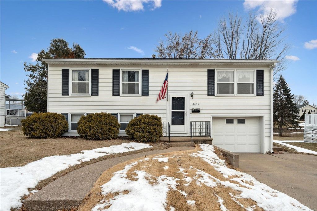 Photo of 3349 Kaufmann Avenue, Dubuque, IA 52001 (MLS # 153923)