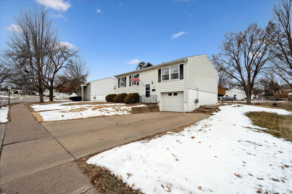 Photo of 3349 Kaufmann Avenue, Dubuque, IA 52001 (MLS # 153923)