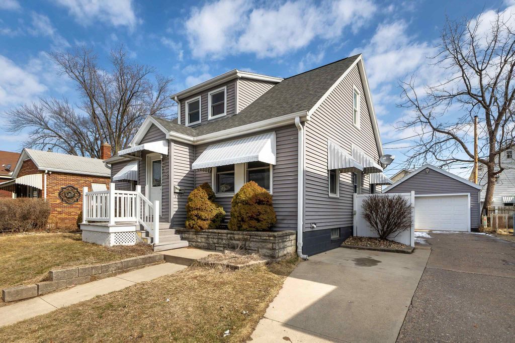 Photo of 2418 White Street, Dubuque, IA 52001 (MLS # 154041)