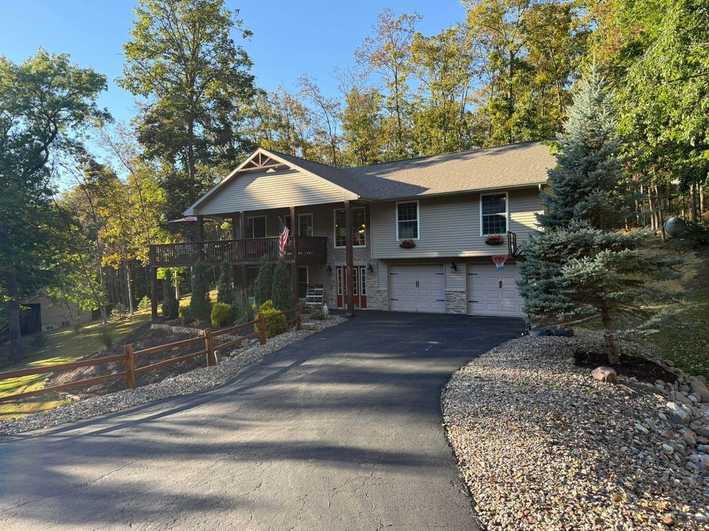 Photo of 8955 Hickory Hollow Court, Dubuque, IA 52003 (MLS # 153220)