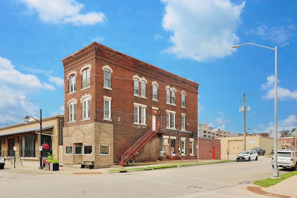 Photo of 1097 Jackson Street, Dubuque, IA 52001 (MLS # 152755)