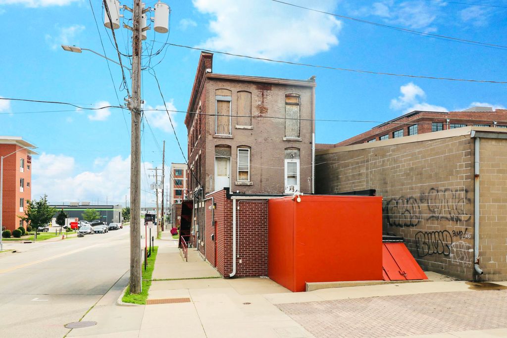 Photo of 1097 Jackson Street, Dubuque, IA 52001 (MLS # 152755)