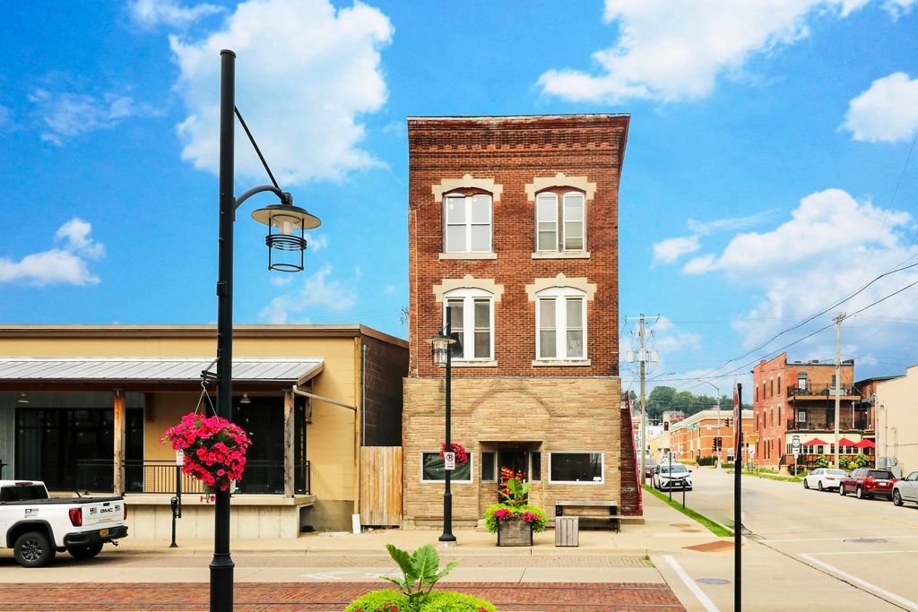 Photo of 1097 Jackson Street, Dubuque, IA 52001 (MLS # 152755)