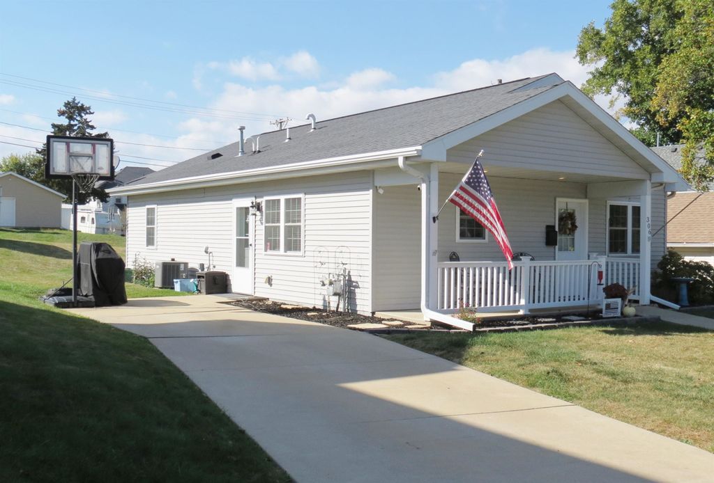 Photo of 306 S Eliza Street, Maquoketa, IA 52060 (MLS # 153244)