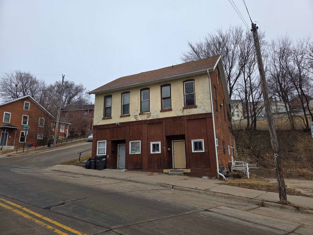 Photo of 609-611 University Avenue, Dubuque, IA 52001 (MLS # 154076)